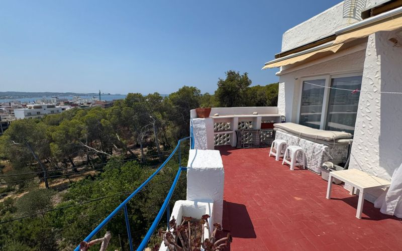 ÁTICO DE 2 HABITACIONES CON TERRAZA GRANDE Y BONITAS VISTAS, CON PISCINA