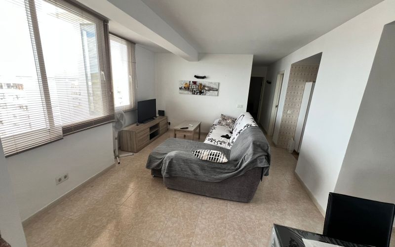 APARTAMENTO EN 10 PLANTA CON ESPECTACULARES VISTAS AL MAR Y PISCINA COMUNITARIA