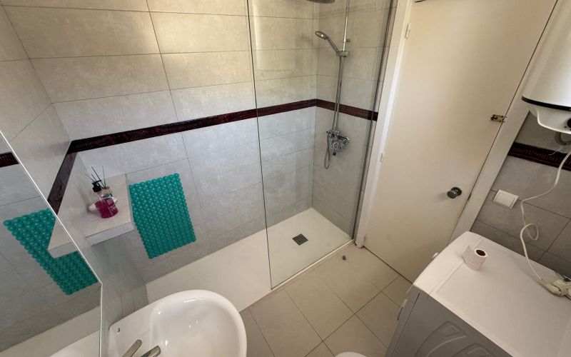 ÁTICO DE 2 HABITACIONES CON TERRAZA GRANDE Y BONITAS VISTAS, CON PISCINA