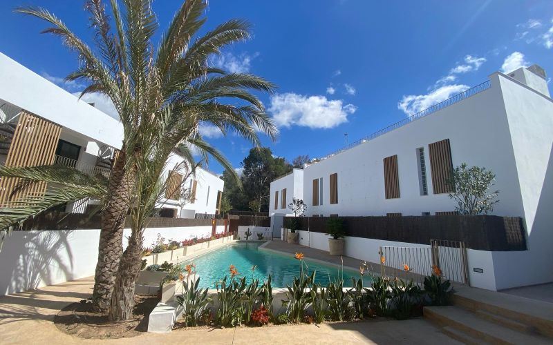 PLANTA BAJA  A ESTRENAR MUY CERCA  DE LA PLAYA