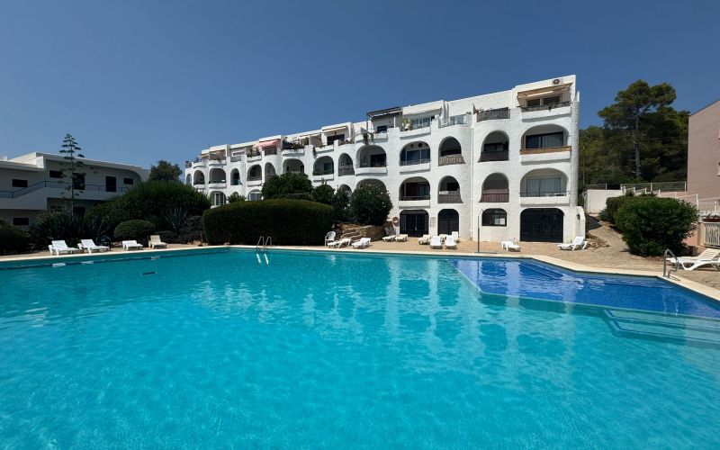 ÁTICO DE 2 HABITACIONES CON TERRAZA GRANDE Y BONITAS VISTAS, CON PISCINA