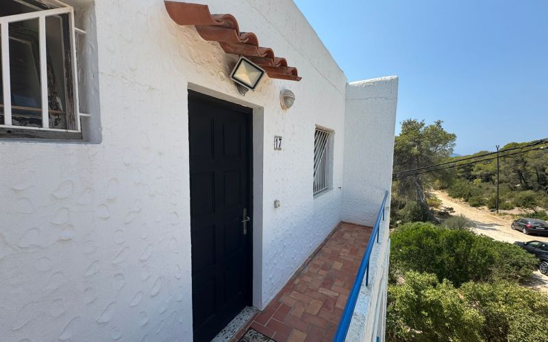 ÁTICO DE 2 HABITACIONES CON TERRAZA GRANDE Y BONITAS VISTAS, CON PISCINA
