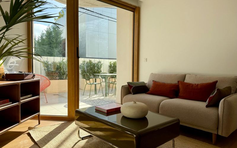 PLANTA BAJA DE 2 HABITACIONES CON 81M2 DE JARDÍN Y TERRAZA CON PARKIG Y TRASTERO